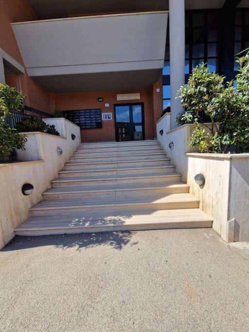 Terrazza A Nettuno E Chiesa Giubilare Santa Maria Goretti 外观 照片