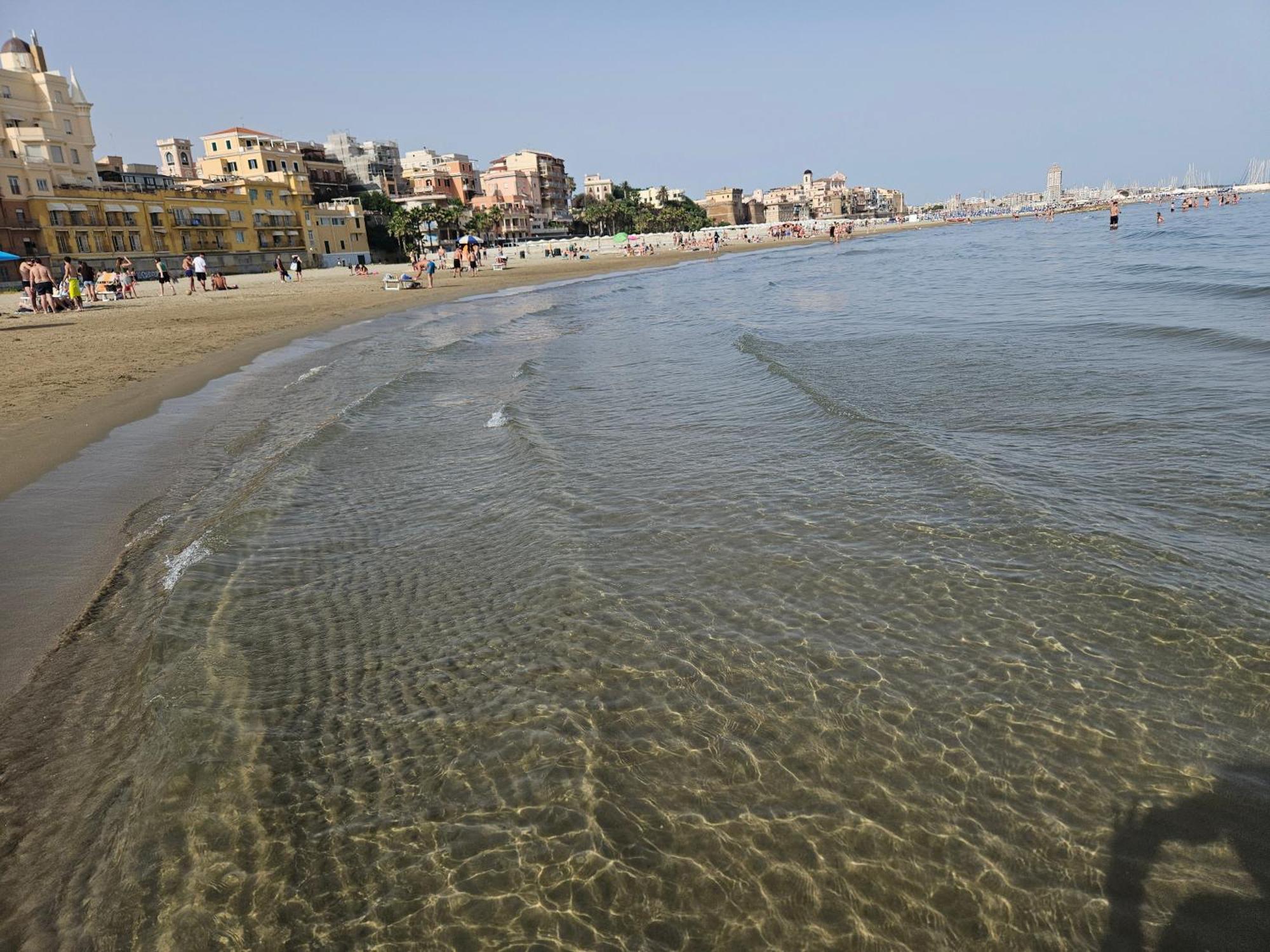Terrazza A Nettuno E Chiesa Giubilare Santa Maria Goretti 外观 照片