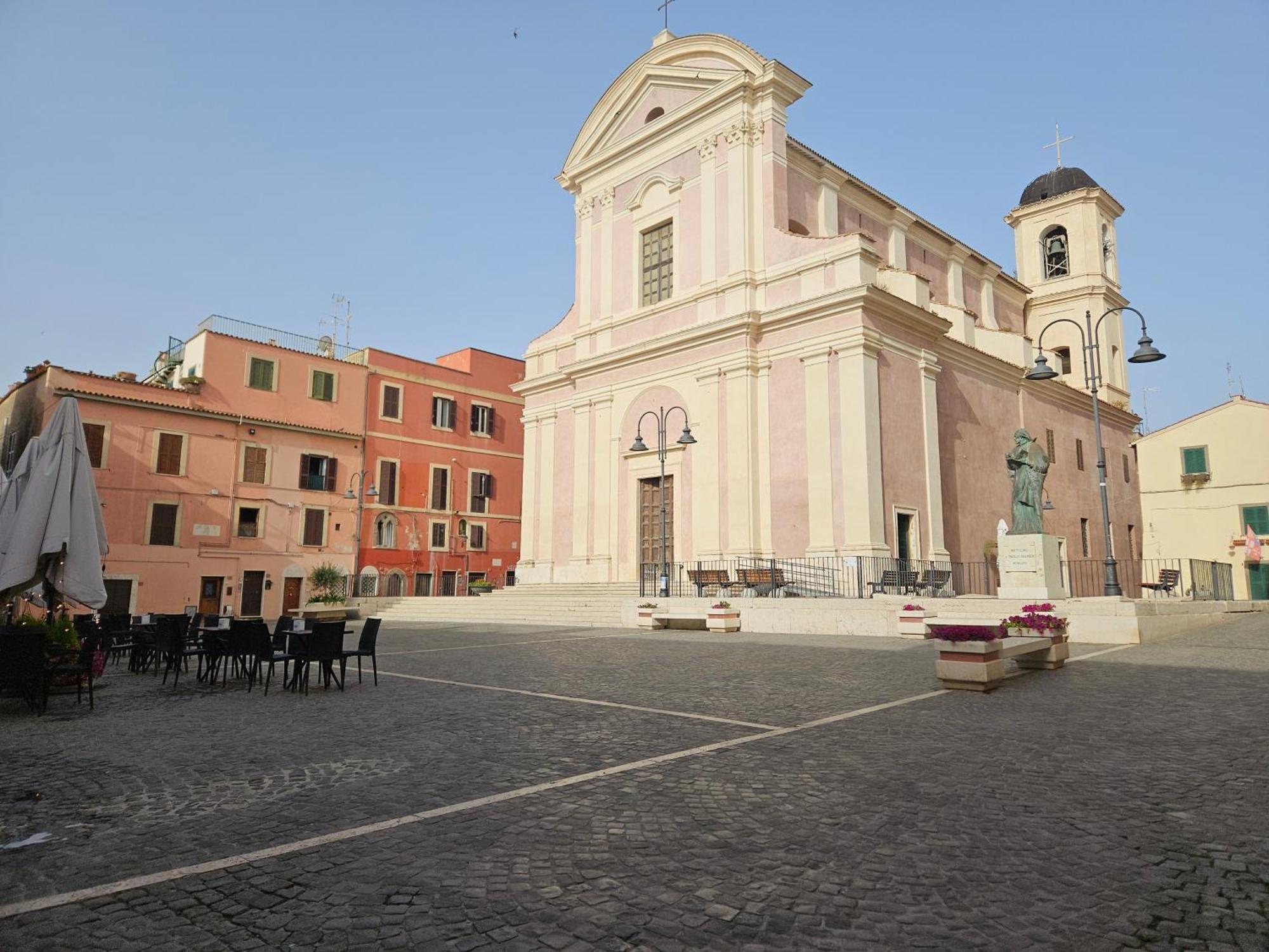 Terrazza A Nettuno E Chiesa Giubilare Santa Maria Goretti 外观 照片