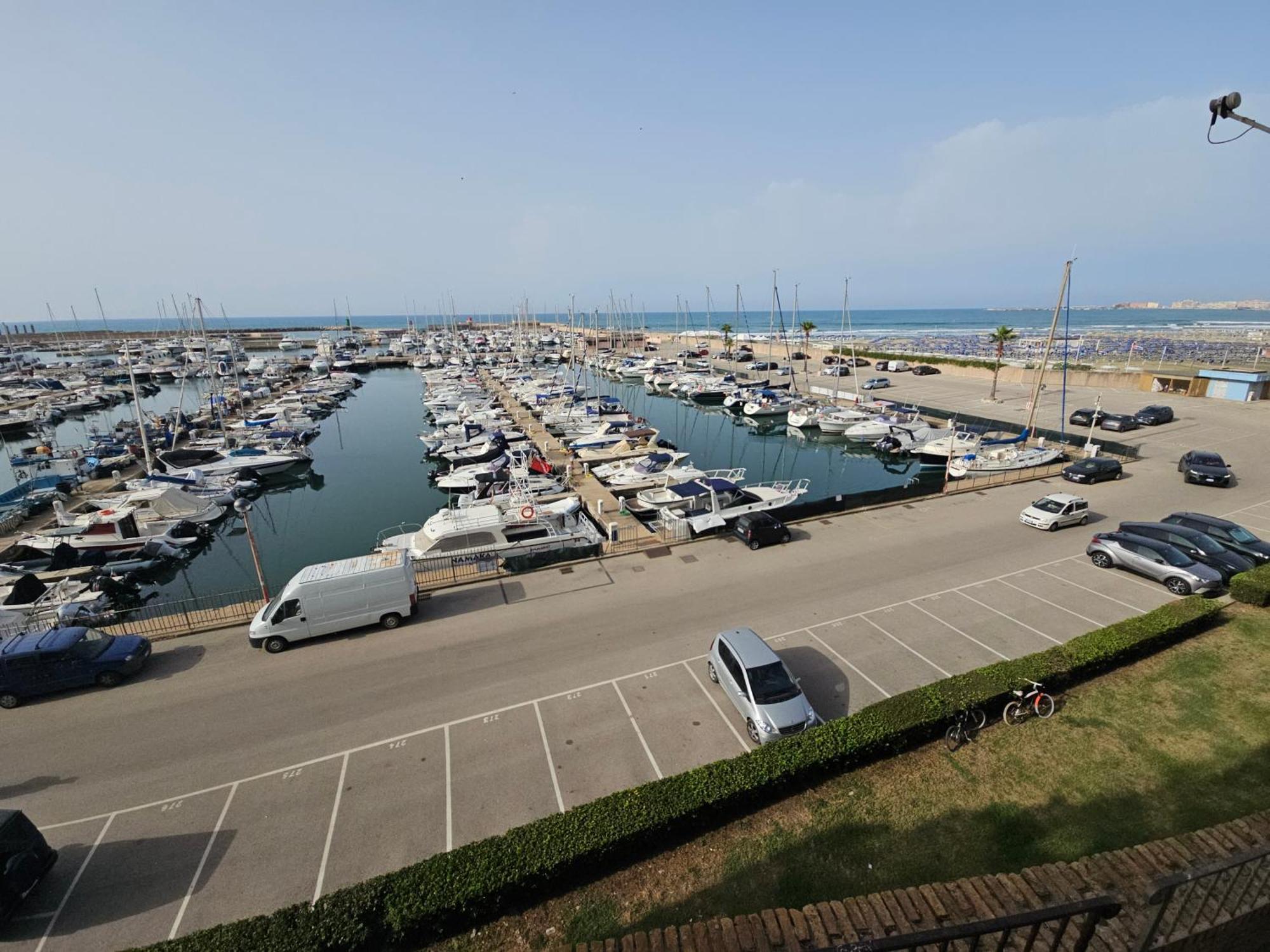 Terrazza A Nettuno E Chiesa Giubilare Santa Maria Goretti 外观 照片