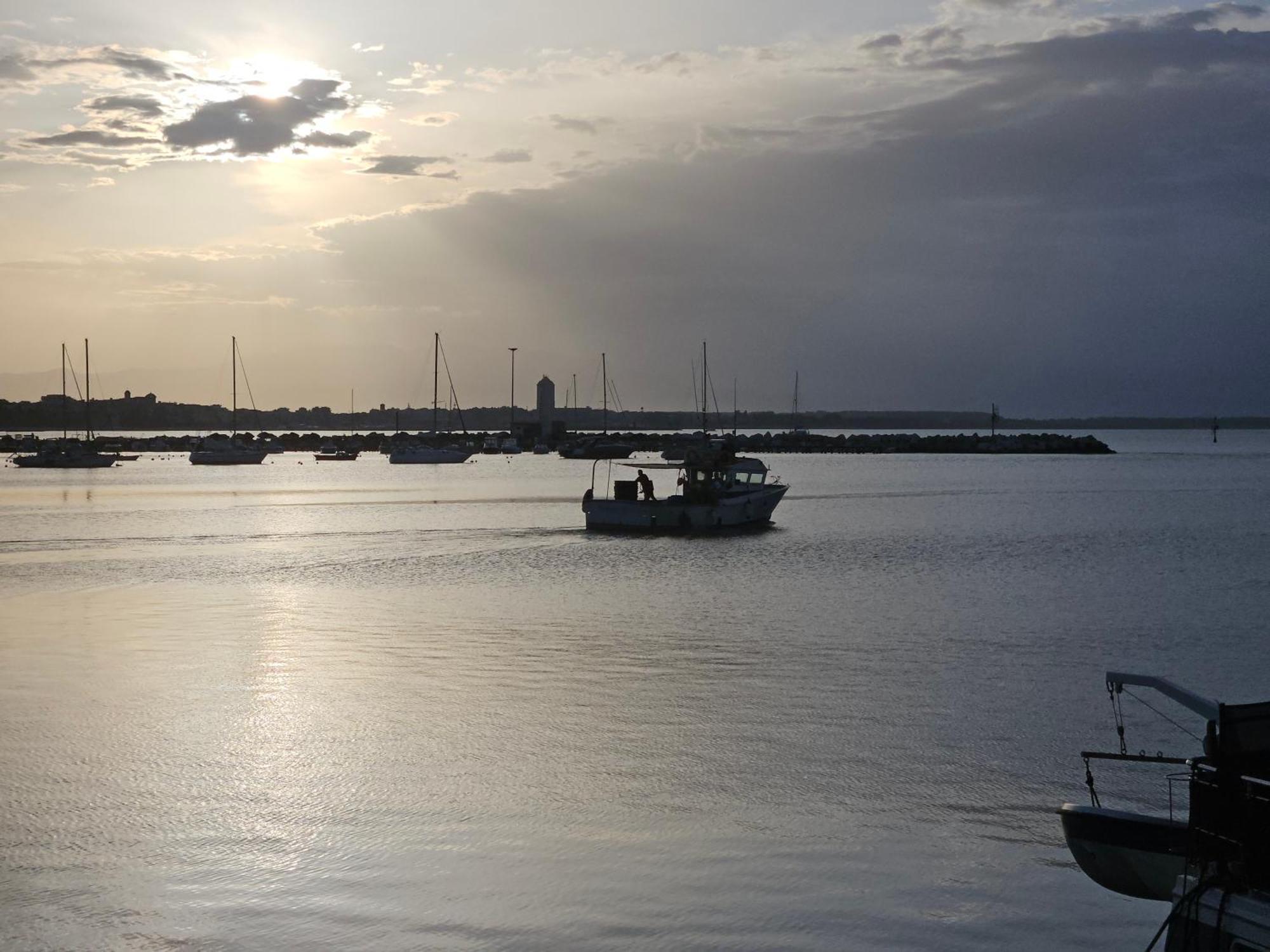Terrazza A Nettuno E Chiesa Giubilare Santa Maria Goretti 外观 照片
