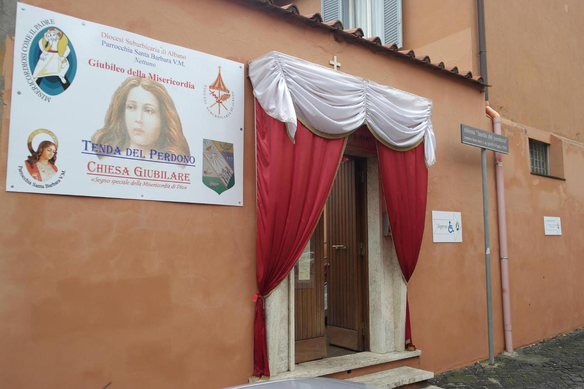 Terrazza A Nettuno E Chiesa Giubilare Santa Maria Goretti 外观 照片